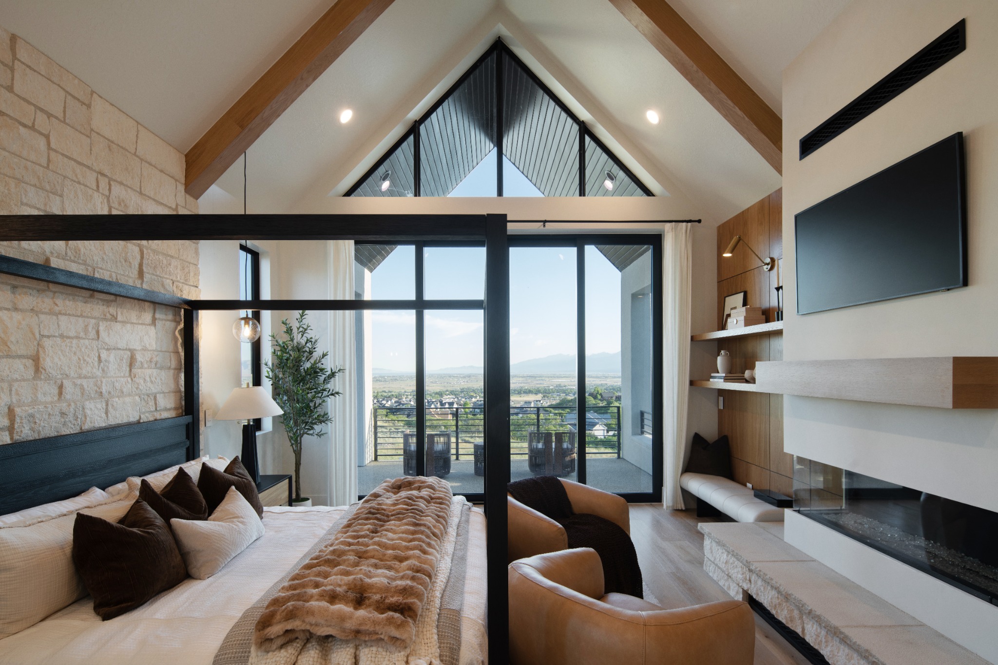 Mountain-facing primary retreat